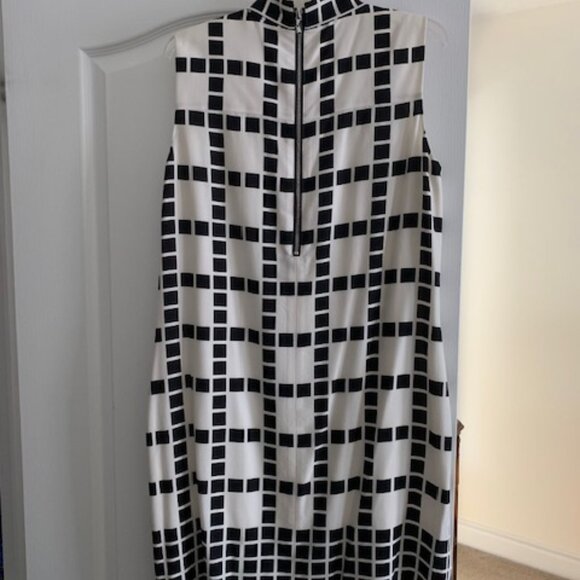 Silk cocktail dress, silk lined, tie at neck, rear zipper, slim and sleeveless - Picture 3 of 4